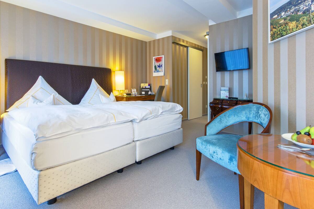 ห้องดับเบิล | เครื่องนอนป้องกันสารก่อภูมิแพ้, ผ้านวมขนเป็ด, ตู้นิรภัยในห้องพัก
