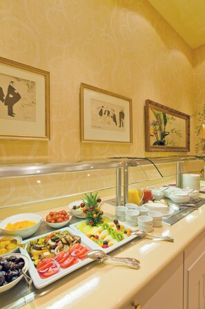 Free buffet breakfast on weekdays  - Hotel Villa Aurora (Bad Neuenahr-Ahrweiler)