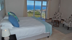 4 Bedroom House | 4 bedrooms, bed sheets - Africa Sun Villa (Mossel Bay)