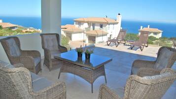 Rumah Comfort, 4 kamar tidur | Teras/patio