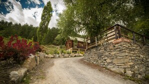 Property entrance - Chalet Les Moineaux : Gites et Chambres d'Hotes (Jausiers)