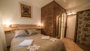 Double or Twin Room - Chalet Les Moineaux : Gites et Chambres d'Hotes (Jausiers)