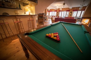 Billiards - Chalet Les Moineaux : Gites et Chambres d'Hotes (Jausiers)