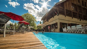 Outdoor pool - Chalet Les Moineaux : Gites et Chambres d'Hotes (Jausiers)