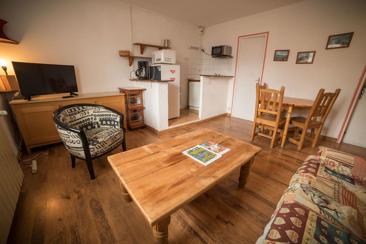 Apartment (Bouquetin) | Essbereich im Zimmer
