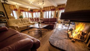 Fireplace - Chalet Les Moineaux : Gites et Chambres d'Hotes (Jausiers)