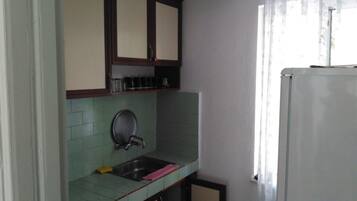 Villa, 2 chambres | Coin cuisine privé | Plaque de cuisson, batterie de cuisine, vaisselle et ustensiles