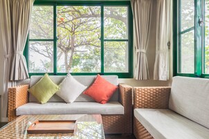 Deluxe Cabin, Garden Area | Desk, blackout drapes, rollaway beds, free WiFi