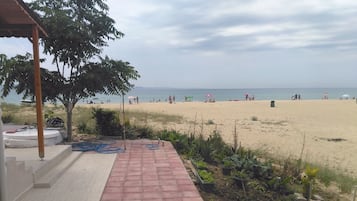 På stranden