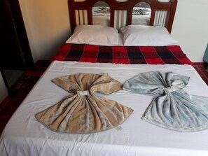 Tabla de planchar con plancha, wifi gratis y ropa de cama