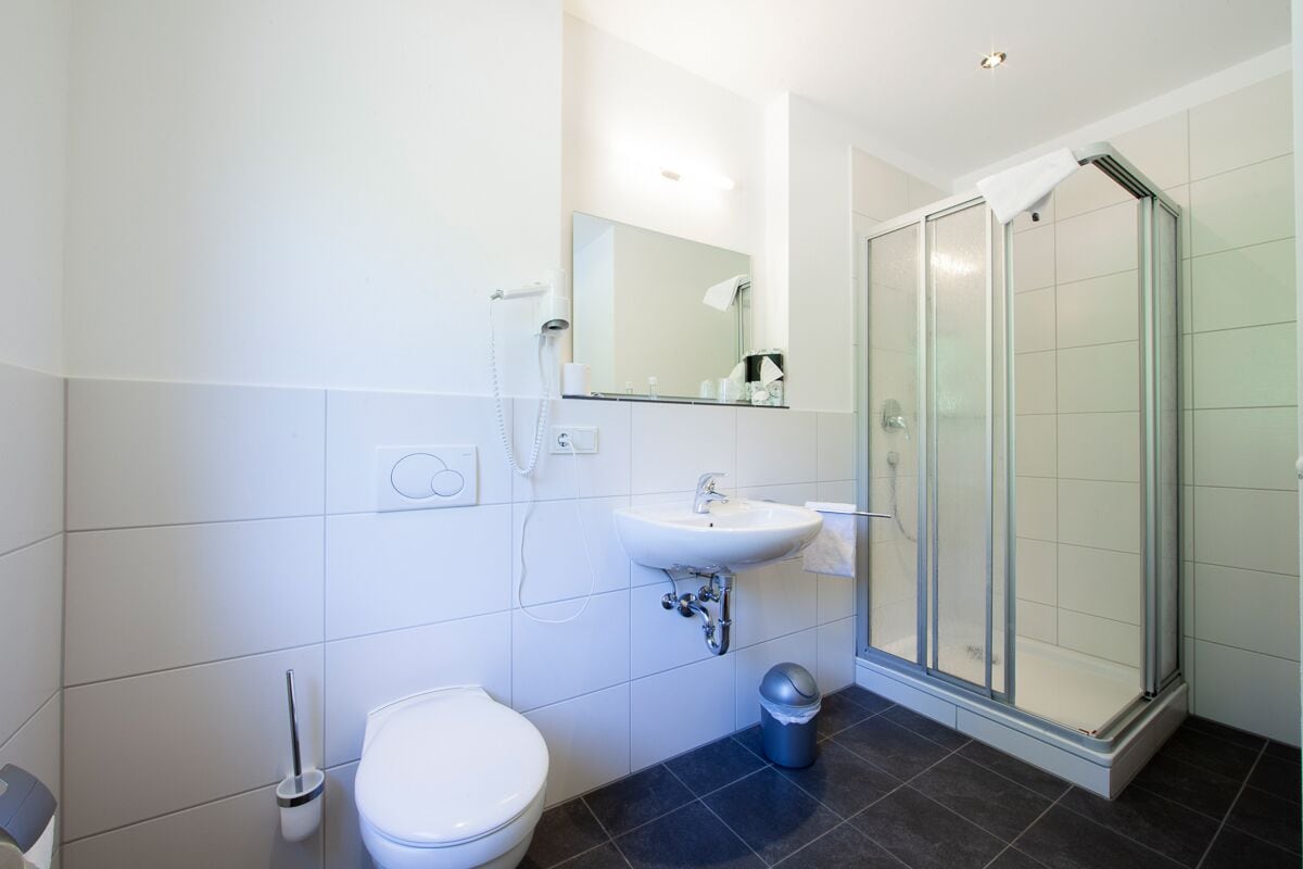 Einzelzimmer | Badezimmer | Dusche, kostenlose Toilettenartikel, Haartrockner, Handtücher
