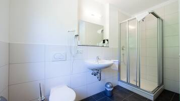 Einzelzimmer | Badezimmer | Dusche, kostenlose Toilettenartikel, Haartrockner, Handtücher