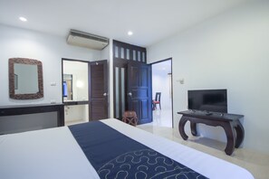 In-room safe, desk, free WiFi, bed sheets - CAPITAL O75345 Praewa Villas Naiyang Phuket (Sa Khu)