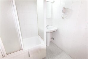 Combined shower/bathtub, free toiletries, hair dryer, bidet - Hostal Estación Almeria (Almeria)