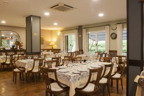 Breakfast, lunch and dinner served - Hotel Restaurante El Tablazo (Villalba de la Sierra)