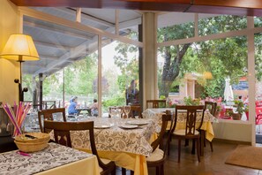 Se sirven desayunos, comidas y cenas