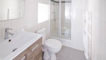 Tweepersoonskamer | Badkamer | Een douche, gratis toiletartikelen, een haardroger, handdoeken