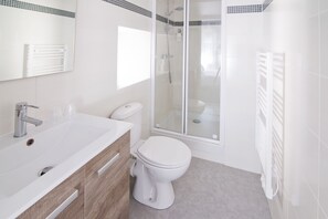 Tweepersoonskamer | Badkamer | Een douche, gratis toiletartikelen, een haardroger, handdoeken