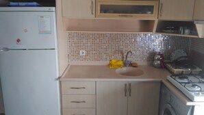Villa, 2 habitaciones | Cocina privada | Refrigerador con congelador, parrilla de estufa y utensilios de cocina