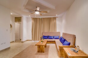 Departamento Confort, 2 habitaciones, para no fumadores | Área de sala de estar | Televisión de pantalla plana 