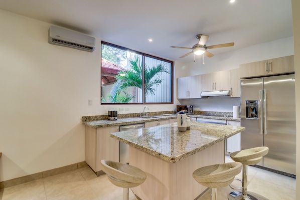 Departamento Confort, 2 habitaciones, para no fumadores | Cocina privada | Refrigerador con congelador, microondas, horno y parrilla de estufa 