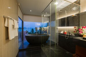 Villa de lujo, 3 habitaciones, vista al mar | Baño | Tina y regadera independientes y tina profunda 