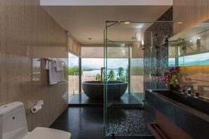Separate tub and shower, deep soaking tub, free toiletries, hair dryer - Aqua Villa A.1 by Natthita (Rawai)
