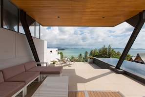 Outdoor pool, an infinity pool - Aqua Villa A.1 by Natthita (Rawai)