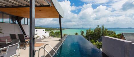 Una piscina al aire libre, una piscina infinita