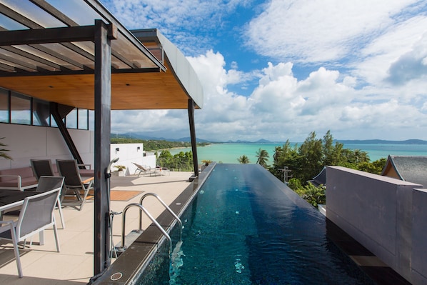 Outdoor pool, an infinity pool - Aqua Villa A.1 by Natthita (Rawai)