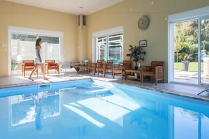 Indoor pool, open 9 AM to 9 PM, sun loungers - L'escale Evel Er Gêr (Locquirec)