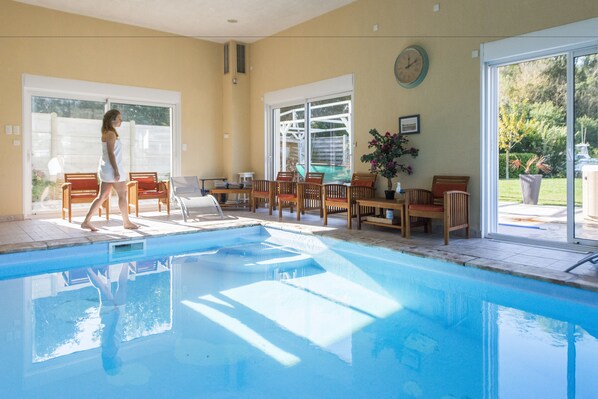 Piscina coberta (horari: 09:00-21:00) i gandules