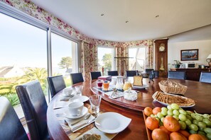 包含每日自助早餐