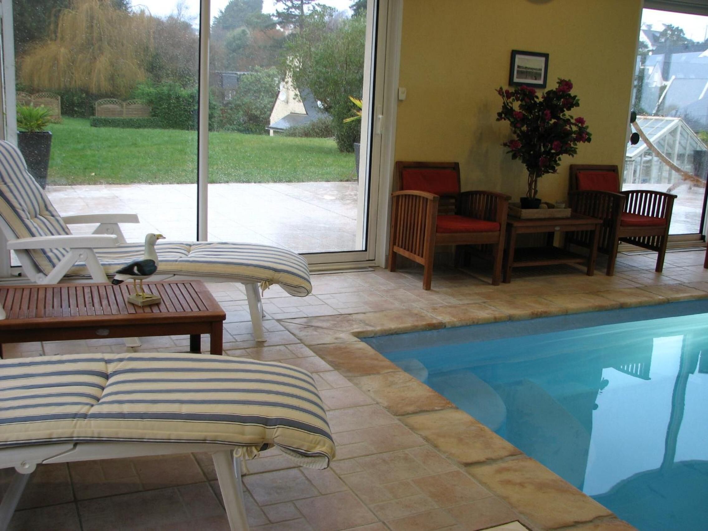 Piscine couverte, accès possible de 09 h 00 à 21 h 00, chaises longues 