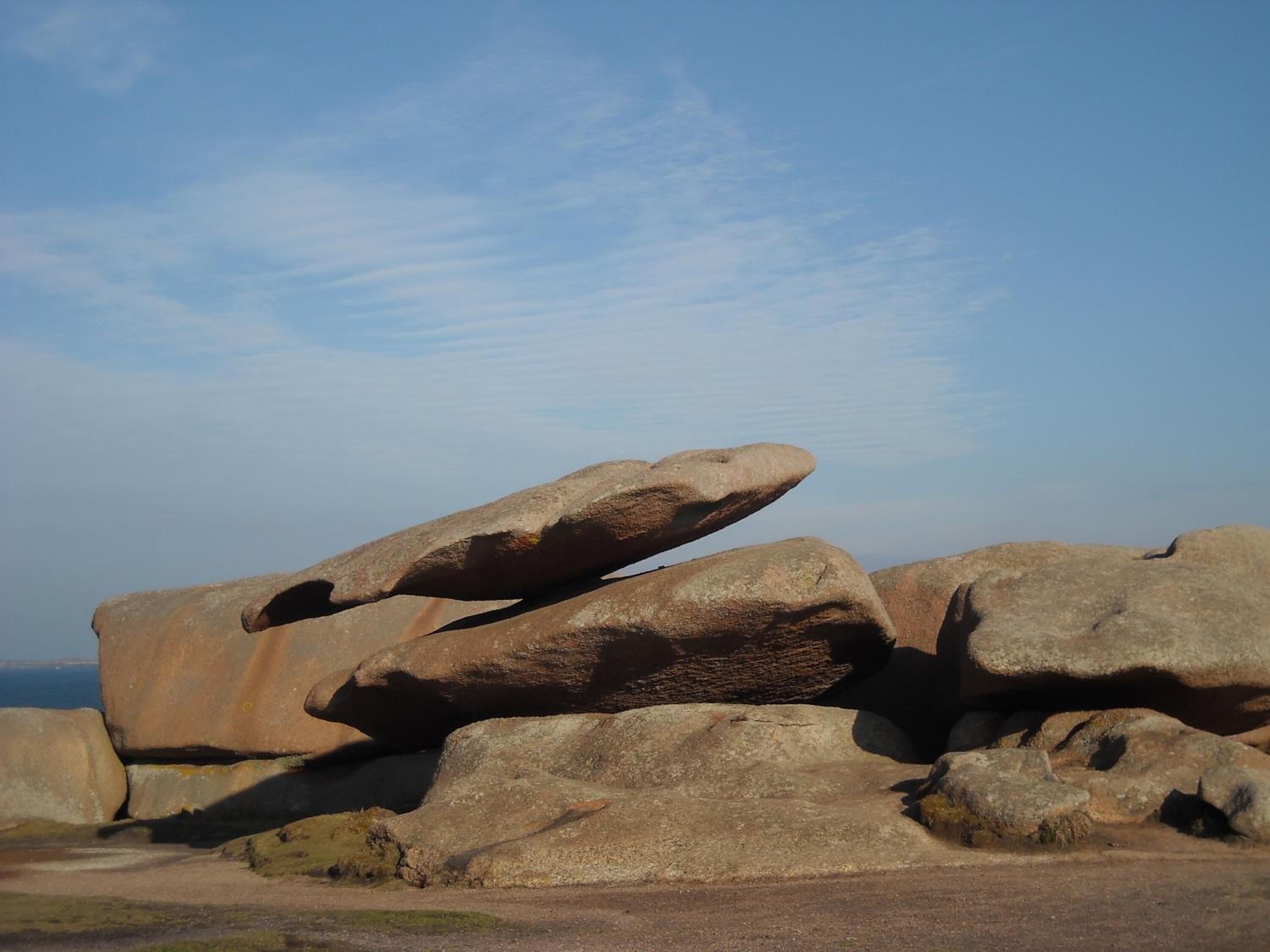 Grandes rocas apiladas en un entorno natural al aire libre.