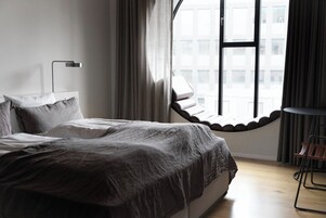 Caja de seguridad en la habitación, sistema de insonorización y cunas 