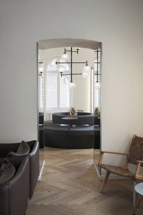 Coin salon dans le hall