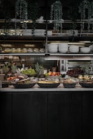 Una mesa de buffet con diversos alimentos y utensilios.