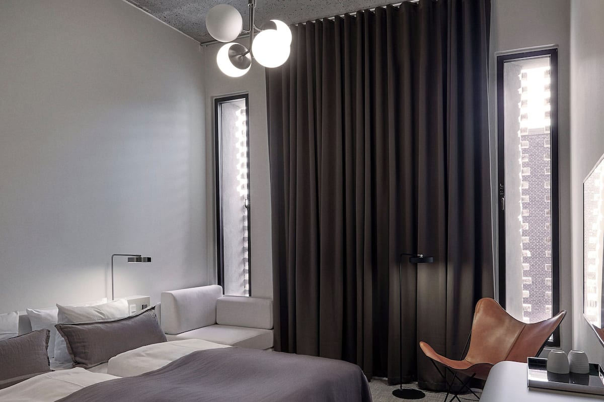 Cofres nos quartos, quartos à prova de som, berços (sobretaxa)