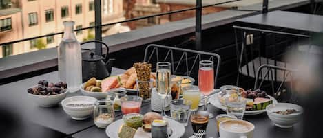 Petit déjeuner buffet servi tous les jours en supplément