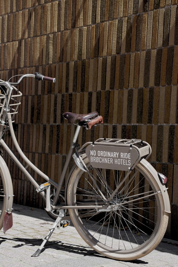 Una bicicleta con un letrero en la parte trasera que dice "NO ORDINARY RIDE BROCHNER HOTELS".
