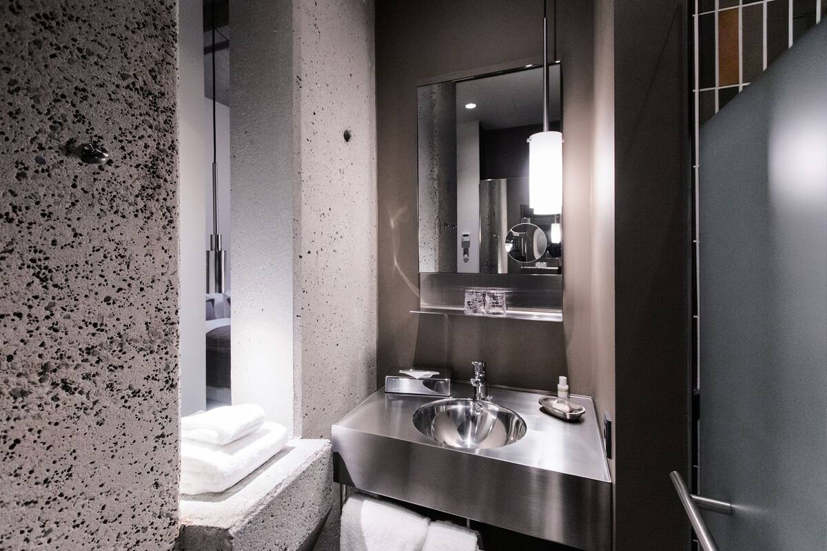 standard double room | bathroom | shower, eco-friendly toiletries, hair dryer, towels