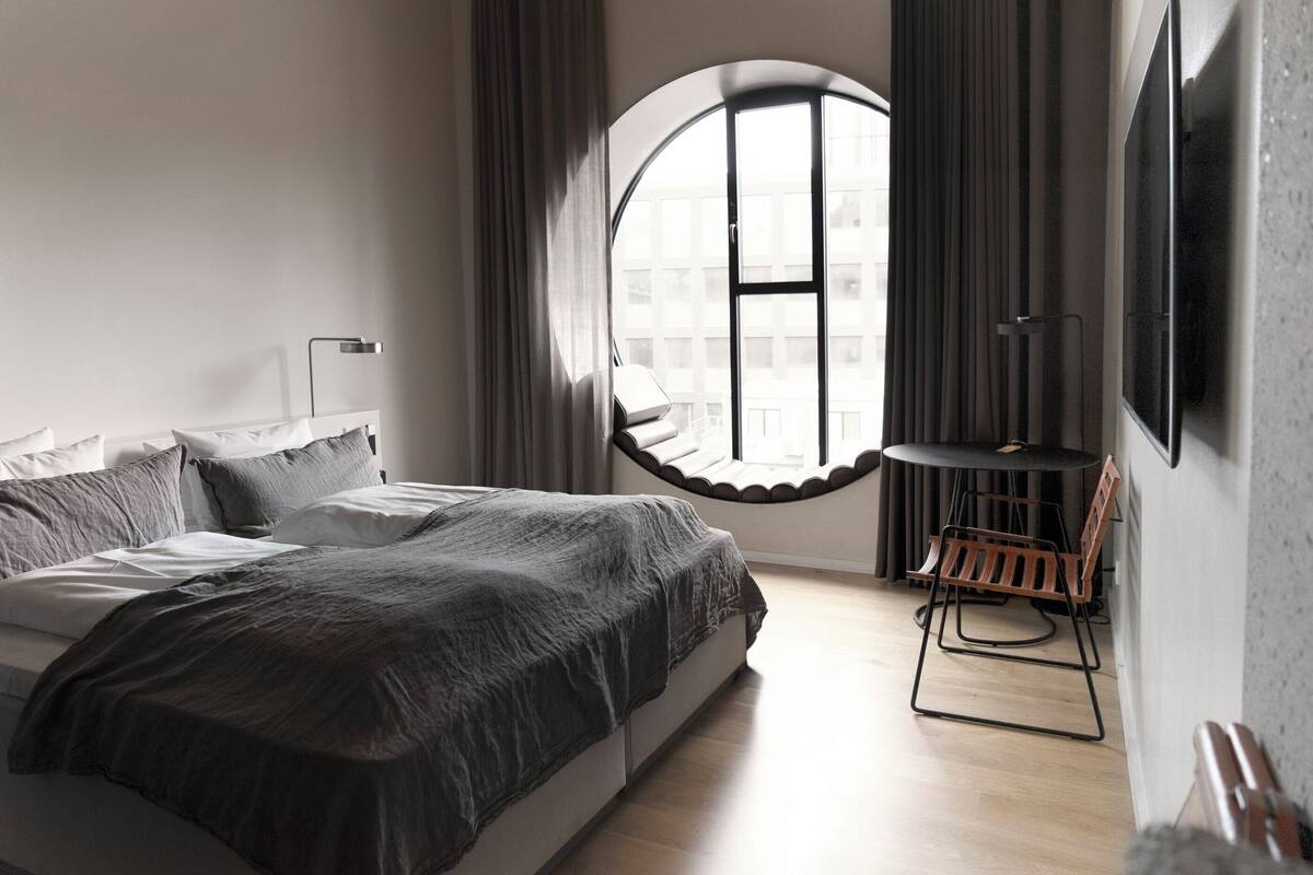 deluxe room with round window | in-room safe, soundproofing, cots/infant beds, free wifi