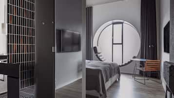 Deluxe Room with Round Window | 객실 내 금고, 방음 설비, 유아용 침대, 무료 WiFi