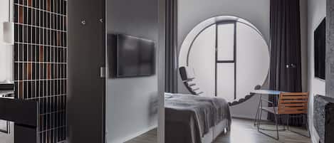 Deluxe Room with Round Window | In-room safe, soundproofing, cots/infant beds, free WiFi