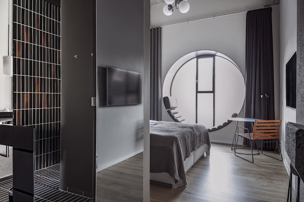 Deluxe Room with Round Window | Caja de seguridad en la habitación, insonorización, cunas y wifi gratis