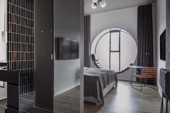 Deluxe Room with Round Window | In-room safe, soundproofing, cribs/infant beds, free WiFi