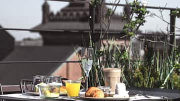 Daily buffet breakfast (DKK 225 per person)