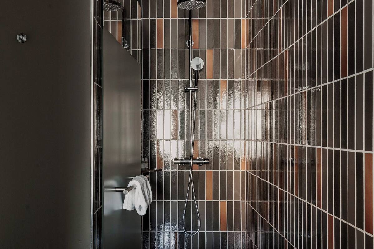 deluxe room with round window | bathroom shower