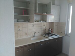 Departamento, 2 habitaciones | Cocineta privada | Refrigerador con congelador, parrilla de estufa y utensilios de cocina